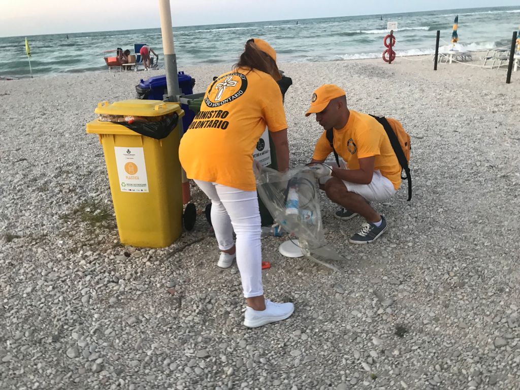 Combattere il degrado e l’inquinamento ambientale raccogliendo plastica e cartacce: volontari all’opera per una pulizia della spiaggia a Marotta