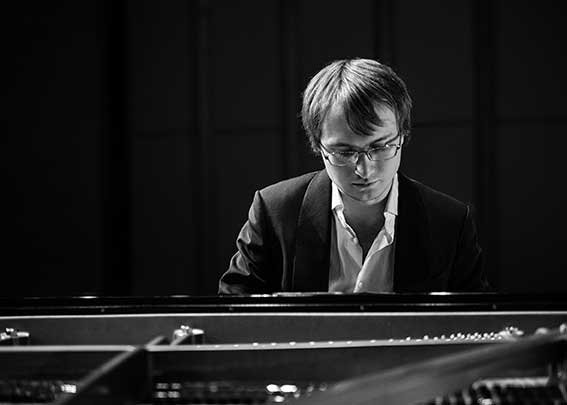 Ilya Maximov un talento del pianoforte