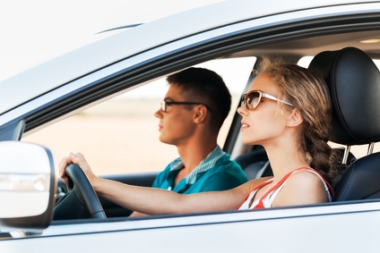 Auto: uomini e donne al volante, ancora grande la distanza