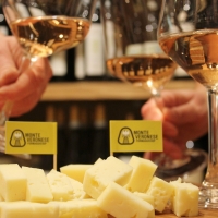 ARRIVA IL NATALE GIALLOROSA: APERITIVI CON FORMAGGIO MONTE VERONESE E CHIARETTO DI BARDOLINO