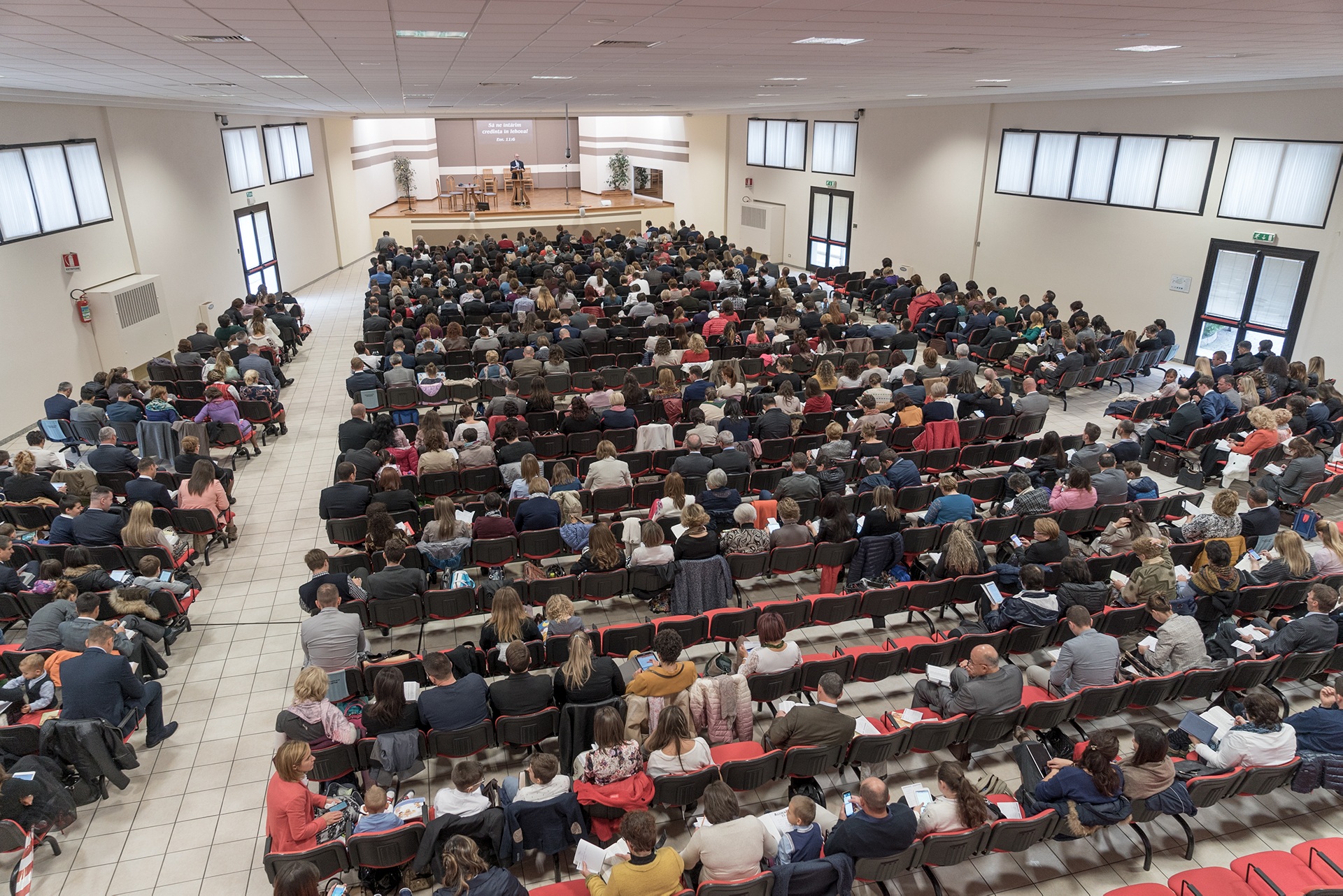 CONGRESSO IN LINGUA ROMENA DEI TESTIMONI DI GEOVA A TREVISO