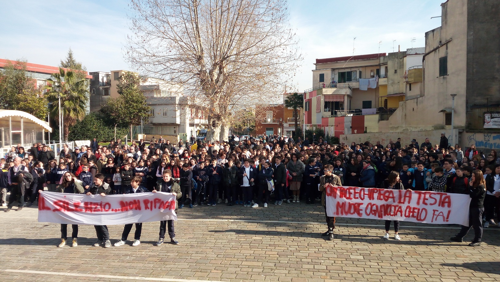 Brusciano “Il Silenzio Non Ripaga”. Piazza XI Settembre riconquistata cantando dagli studenti della “De Filippo-De Ruggiero”. (Scritto da Antonio Castaldo)