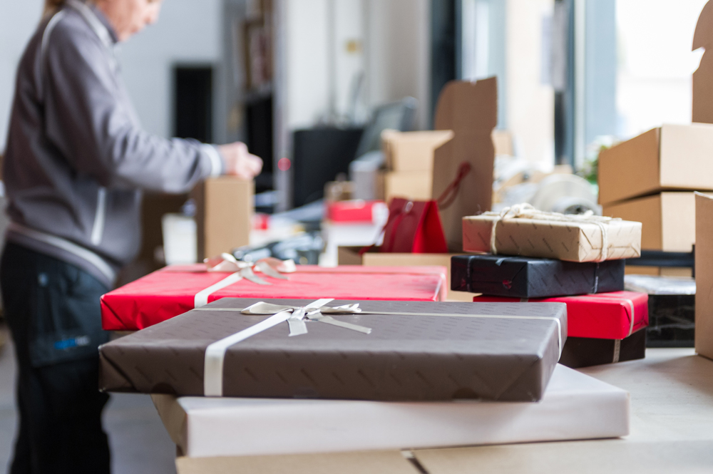 LOGISTIC NET SFIDA AMAZON: PACCHI REGALO E VINO IN 24 ORE. BOOM DI SPEDIZIONI PASQUALI