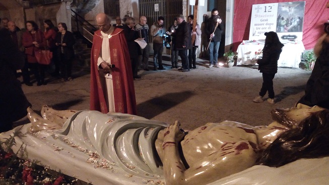 Mariglianella: Svolta la Via Crucis promossa dalla Comunità Parrocchiale guidata da Don Ginetto De Simone. La partecipazione del Sindaco Felice Di Maiolo e dell’Amministrazione Comunale.