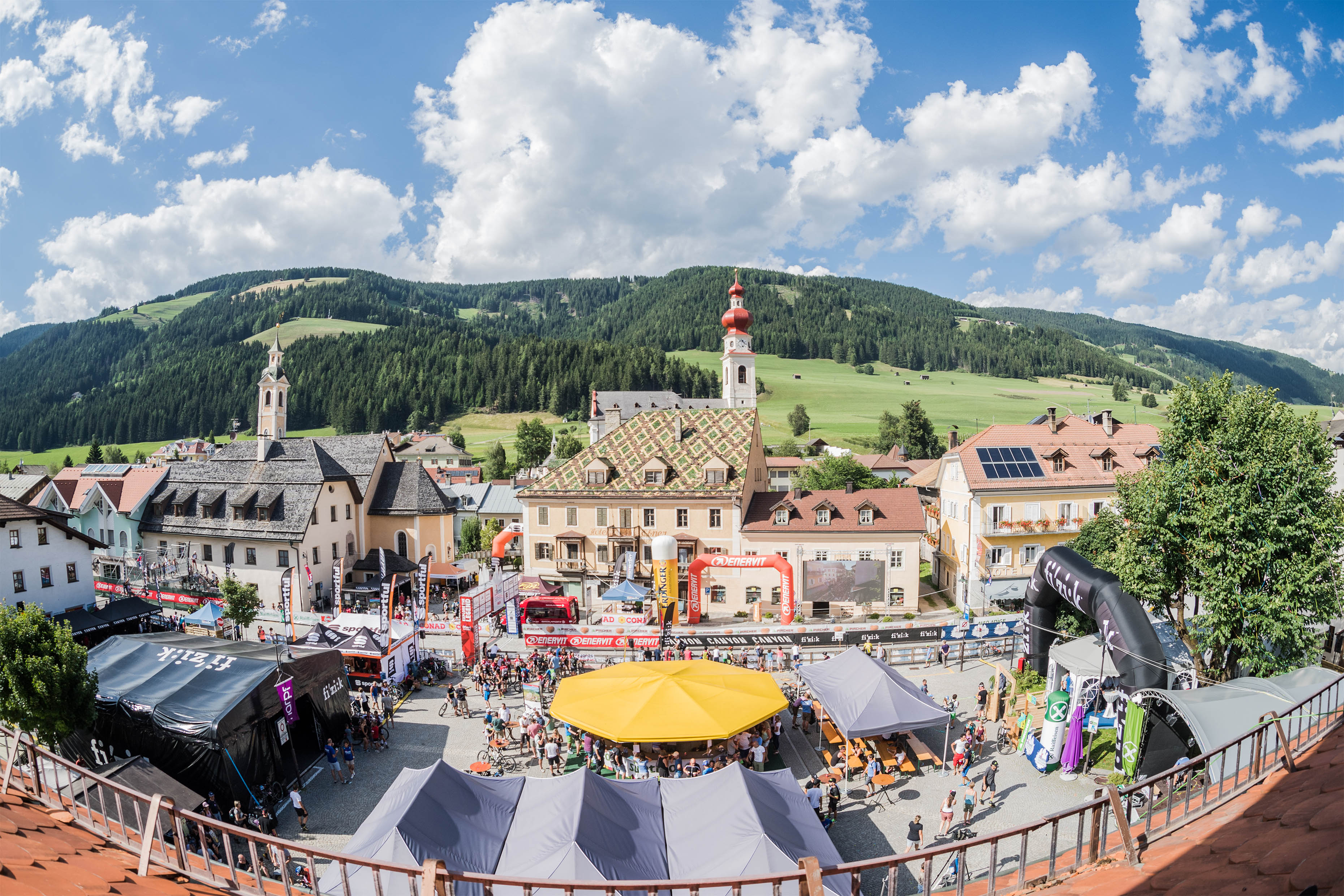 BIKERS NEL REGNO DELLE RUOTE GRASSE. SÜDTIROL DOLOMITI SUPERBIKE INNO ALLA GIOIA