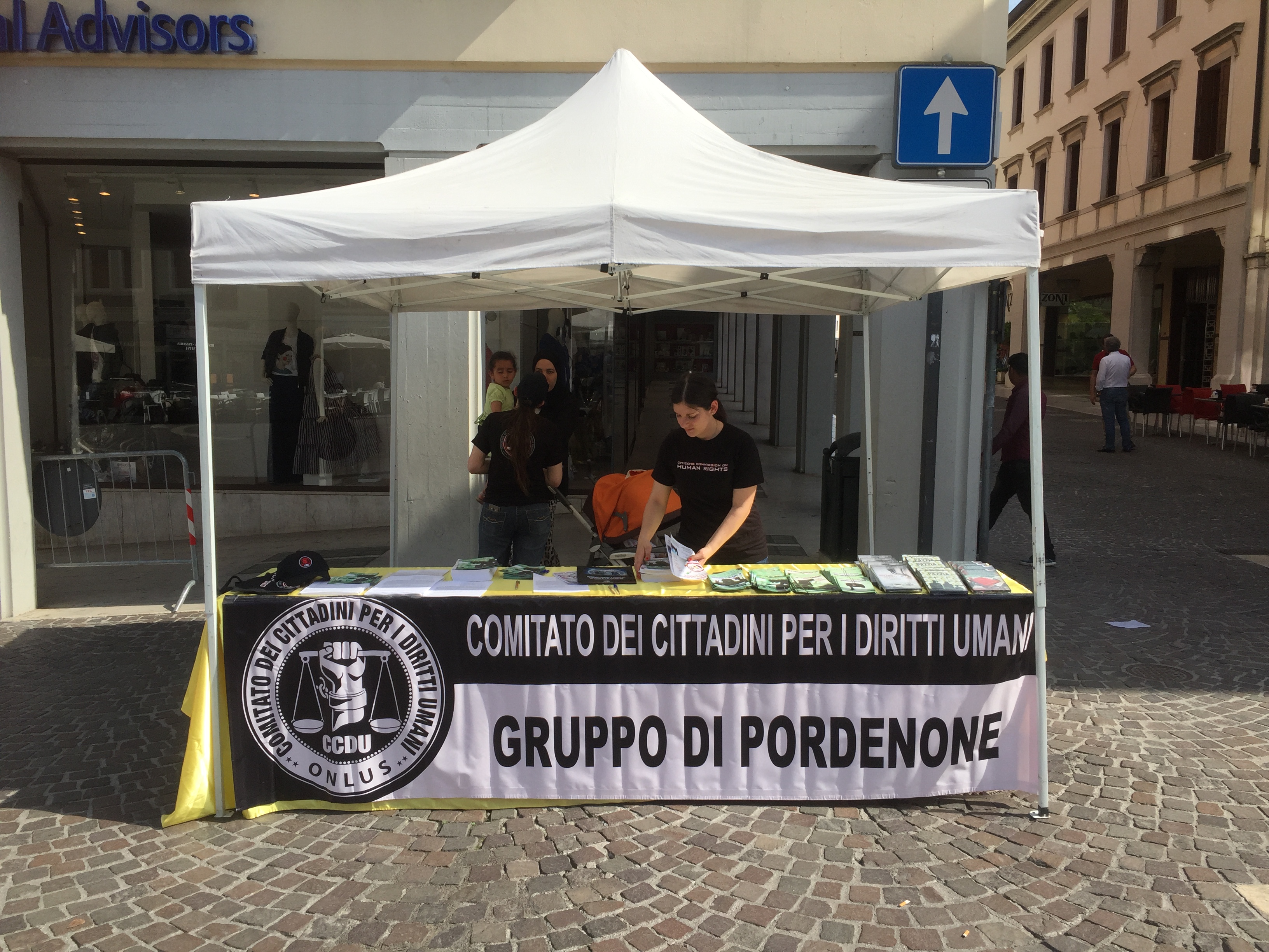 RACCOLTA FIRME IN PIAZZA CAVOUR PER RIAVERE I BAMBINI