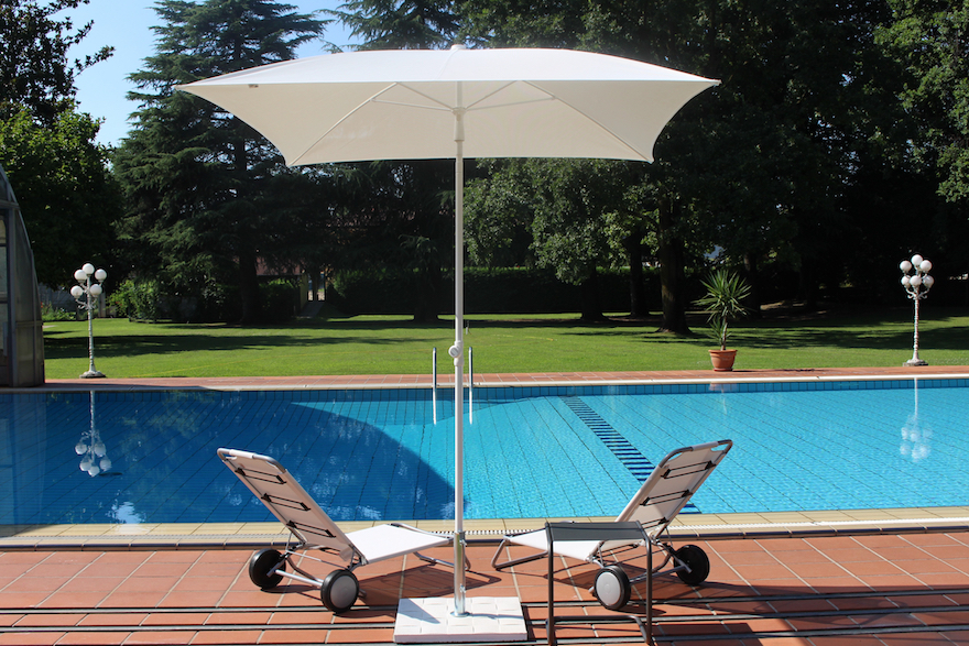 Ombrellone e cuscino Pool di Maffei Srl. Outdoor di tendenza con il Batyline