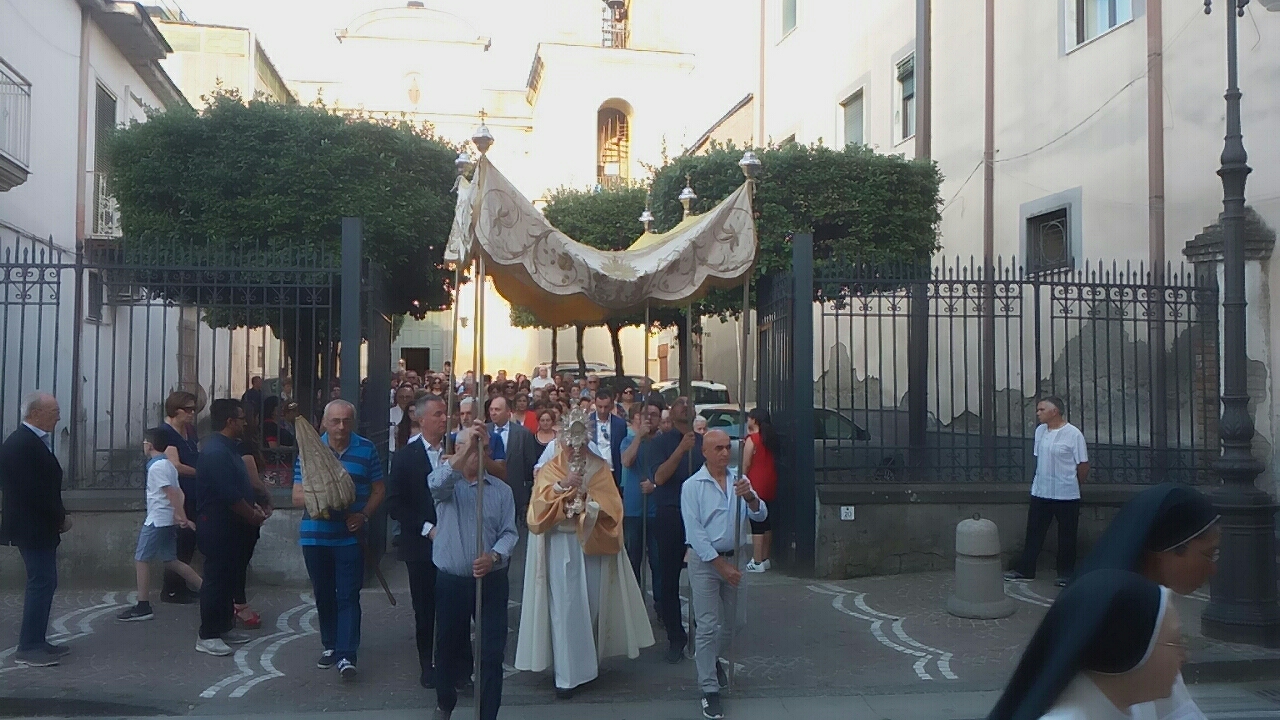 Mariglianella: La Processione del Corpus Domini promossa dalla Comunità Parrocchiale guidata dal Parroco Don Ginetto De Simone. La partecipazione del Sindaco Felice Di Maiolo e dell’Amministrazione Comunale.