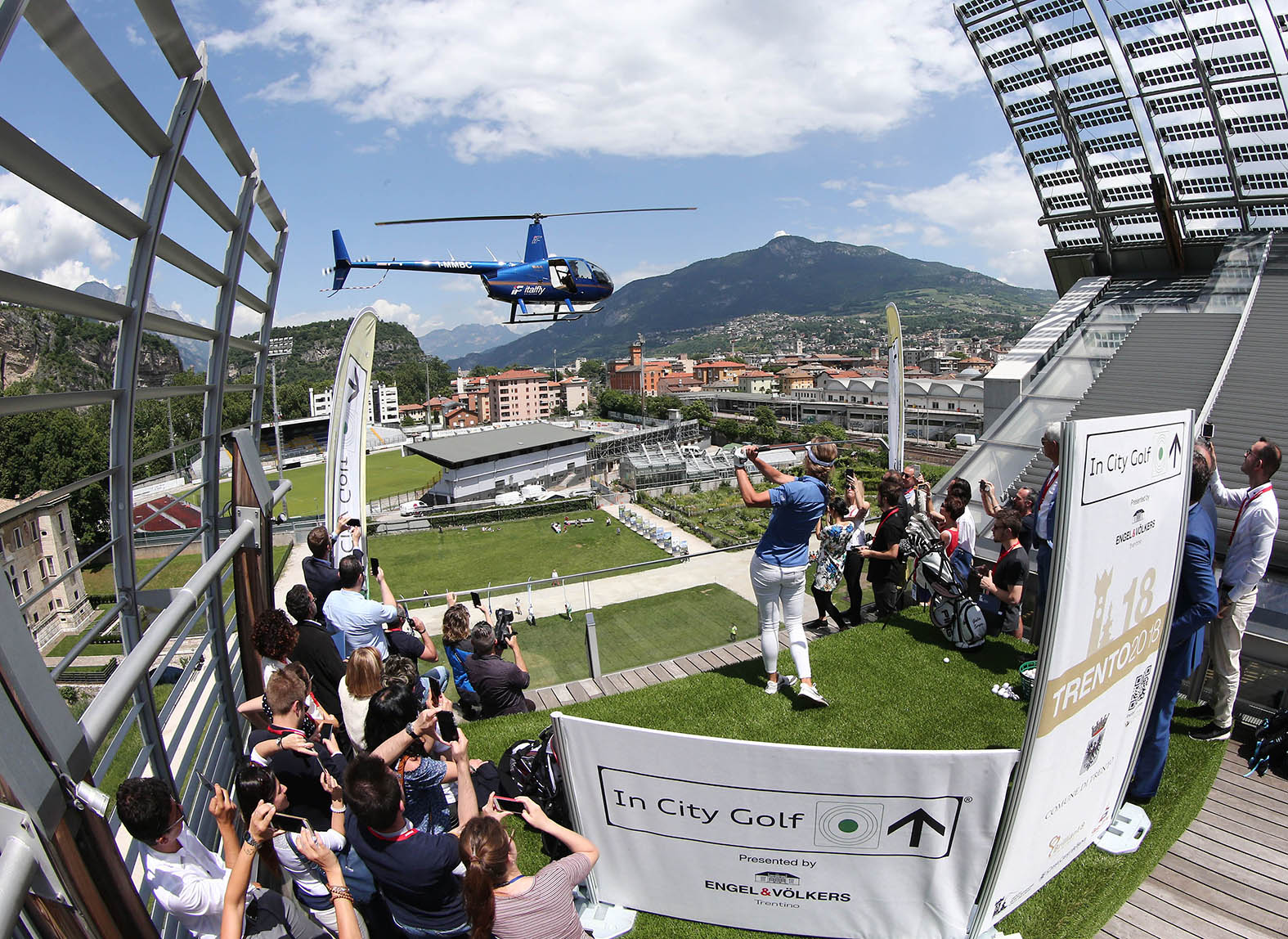 GIULIA SERGAS INAUGURA ‘IN CITY GOLF’ A TRENTO ‘COLPO’ DALLA TERRAZZA DEL MUSE ALL’ELICOTTERO