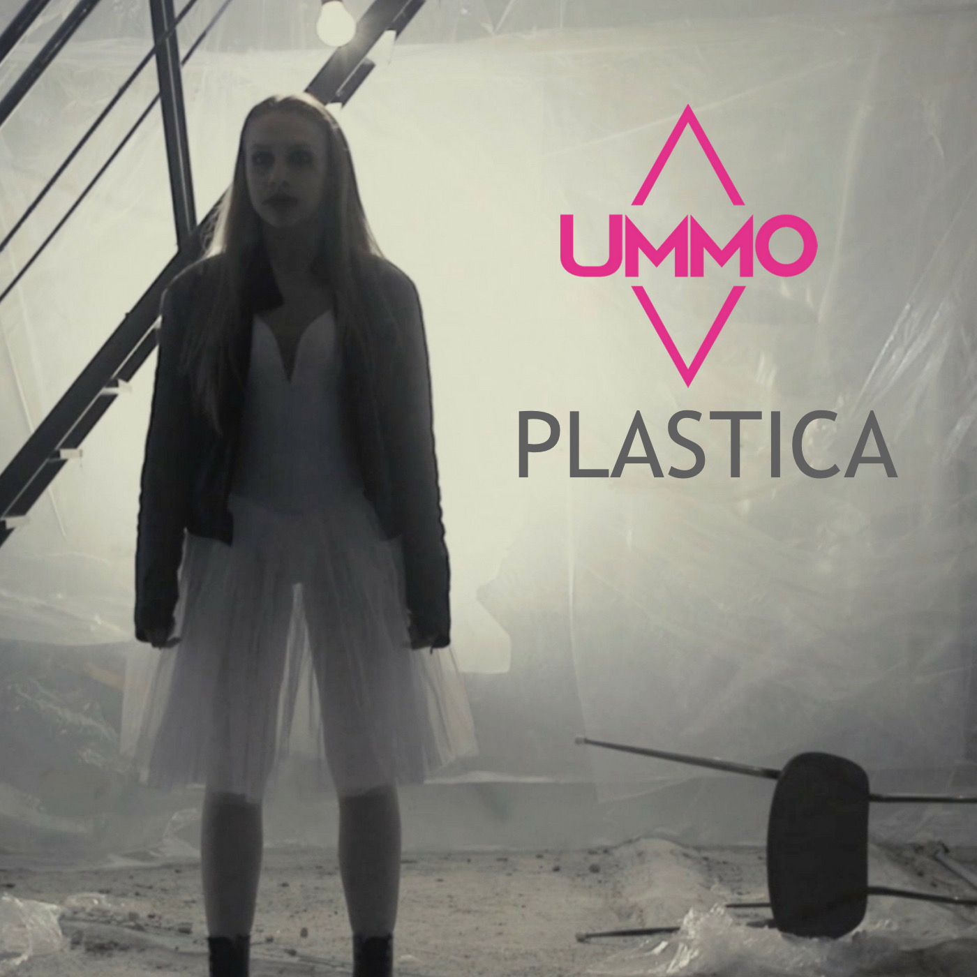 “Plastica” la malata frenesia di un meccanismo cinico