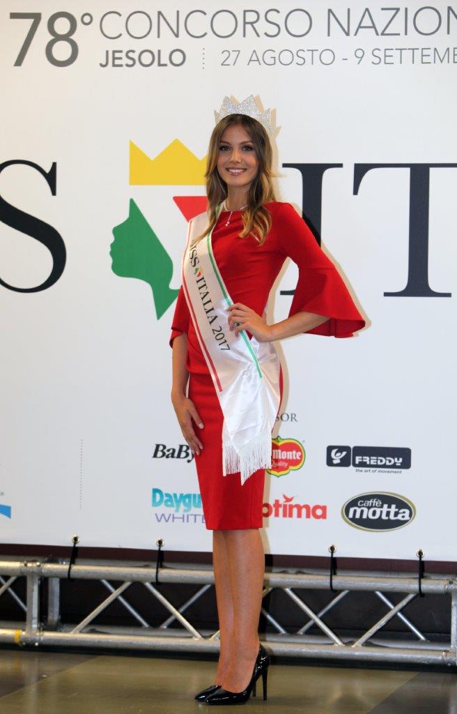 MISS ITALIA A NAPOLI PER I TERRITORI DEL SISMA - PRIMO TAGLIO DELLA PIZZA “SPICCHI SOLIDALI”  