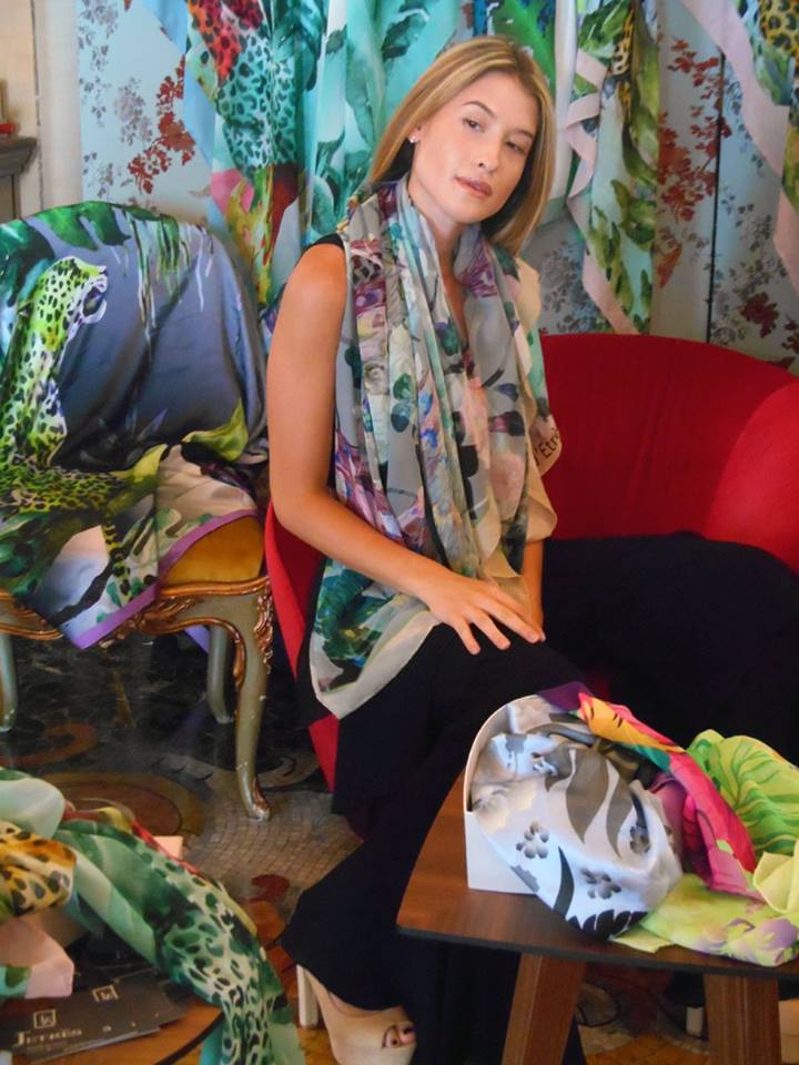 J'Etrès il ritorno del foulard di seta