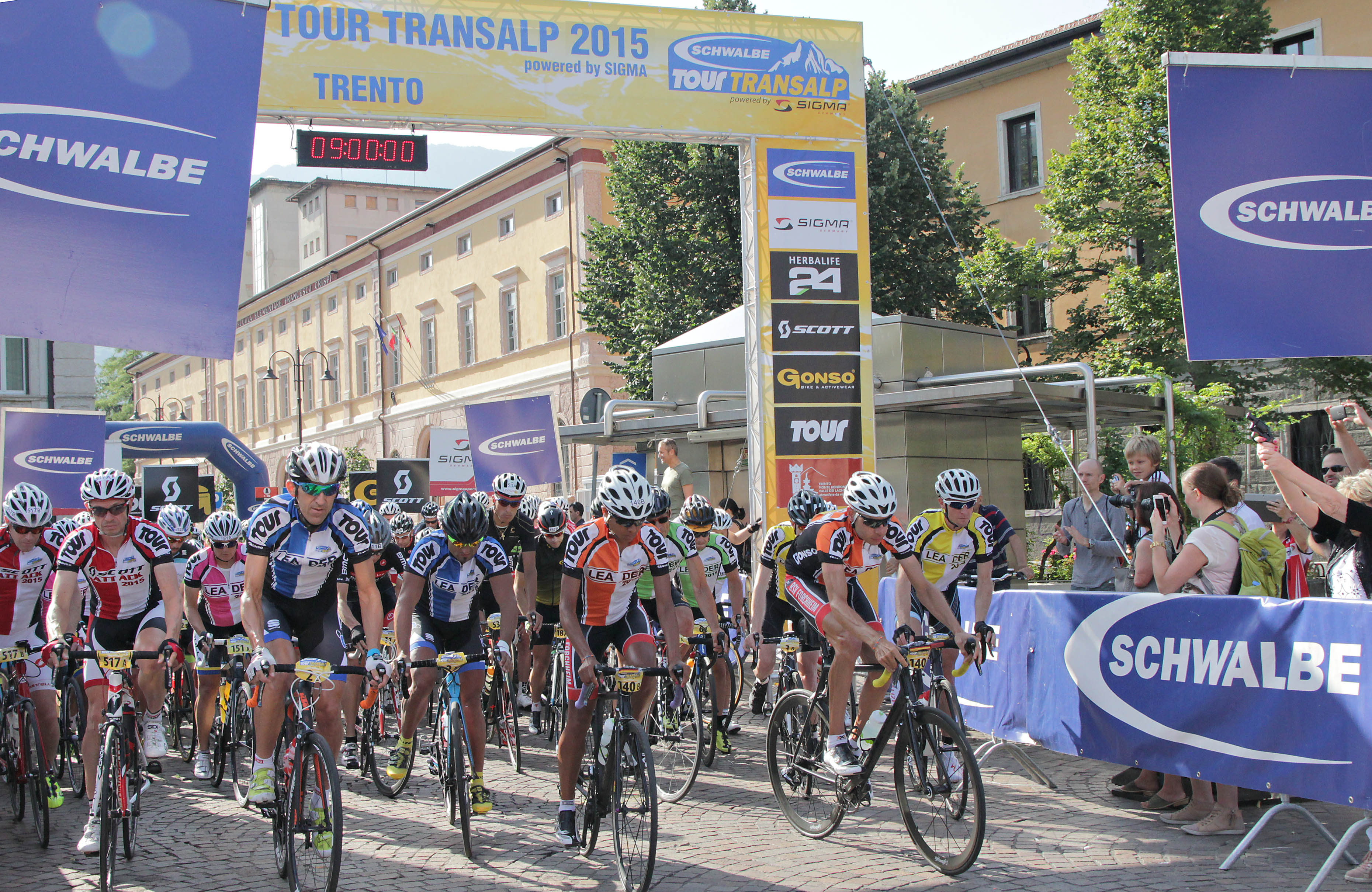 TOUR TRANSALP: PARTENZA “SUPERSONICA” PECHTL E GSCHNITZER LEADER - A TRENTO IL 28 GIUGNO