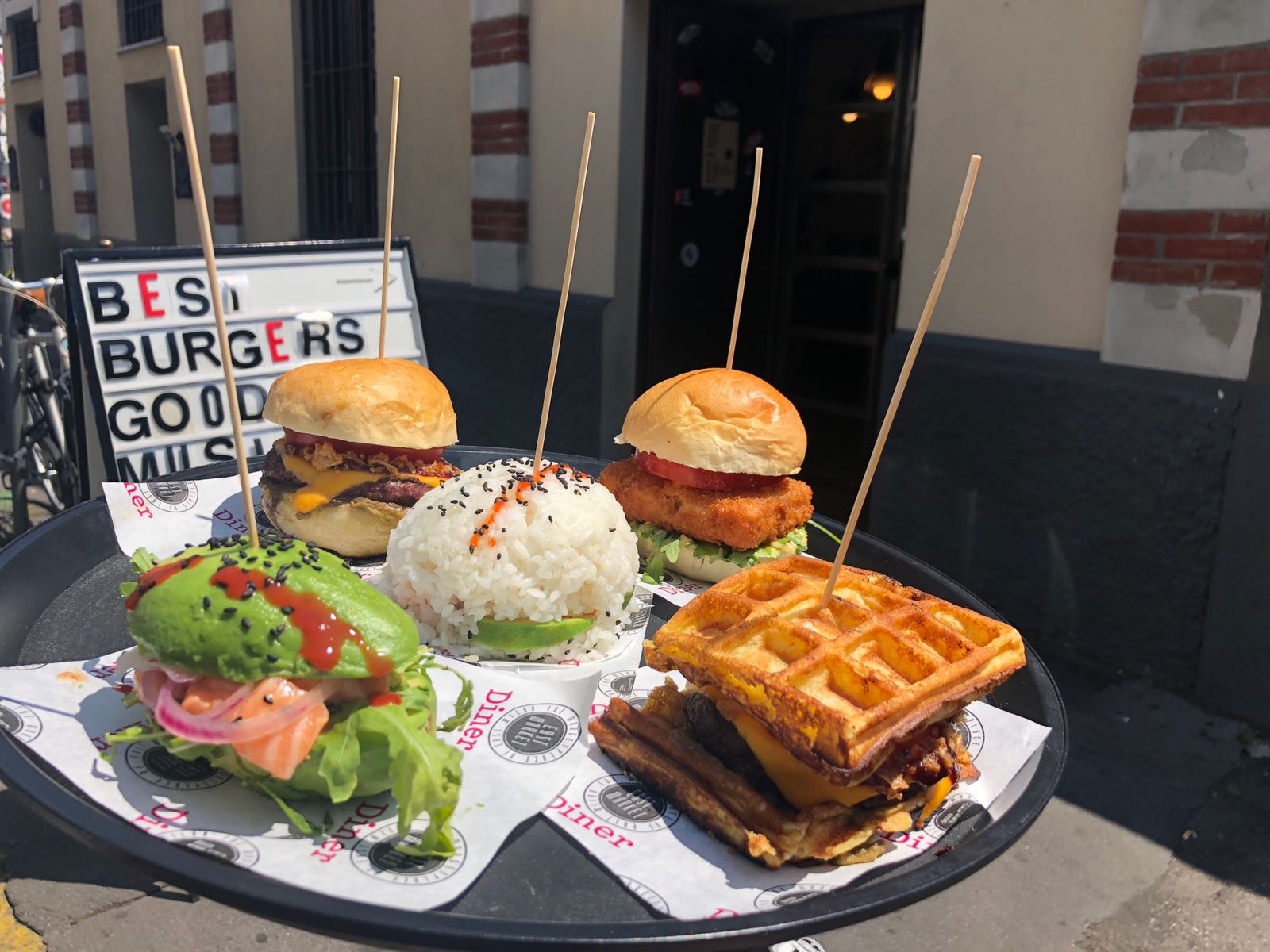 East Market Diner torna con “5 Burgers”