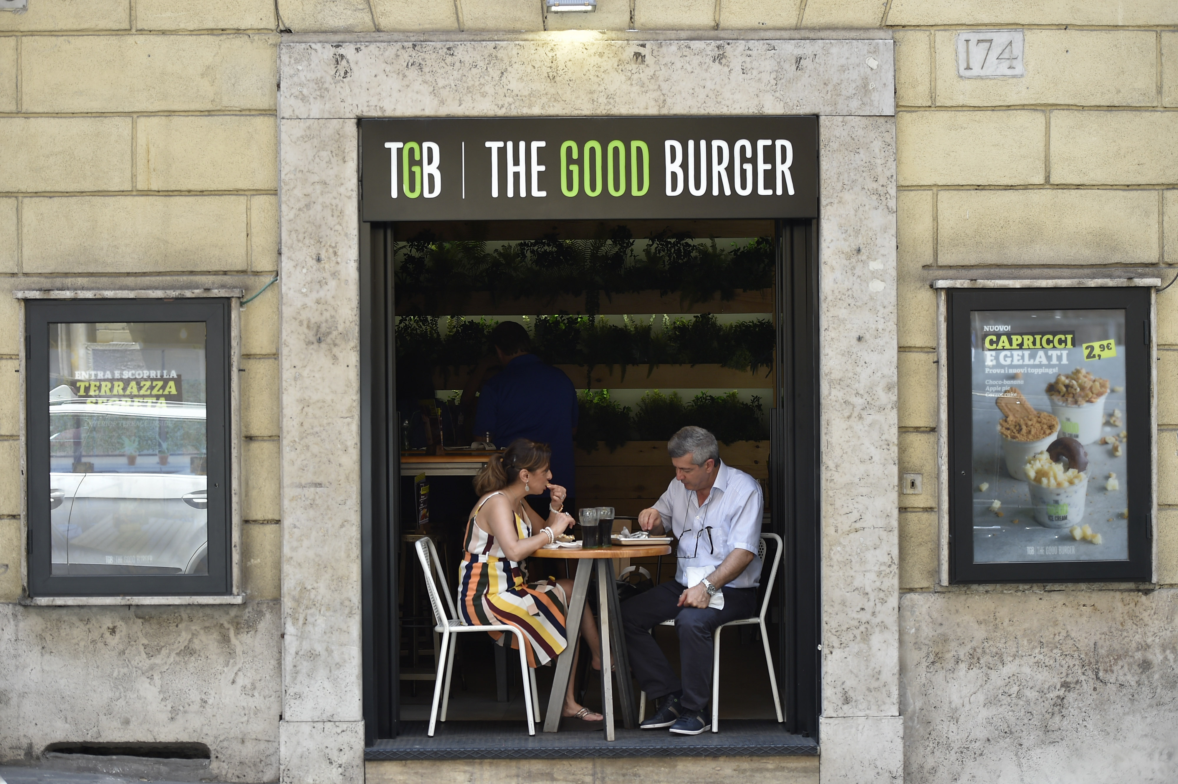 Aperitivo con degustazione di hamburger e taglio di capelli, tutto gratis