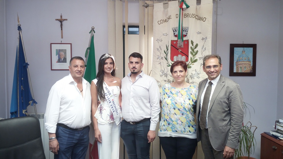 Brusciano: Nunzia Amato Miss Mondo Italia volerà in Cina come finalista Miss World 2018. Conferenza stampa con genitori e Sindaco Avv. Peppe Montanile. (Scritto da Antonio Castaldo)