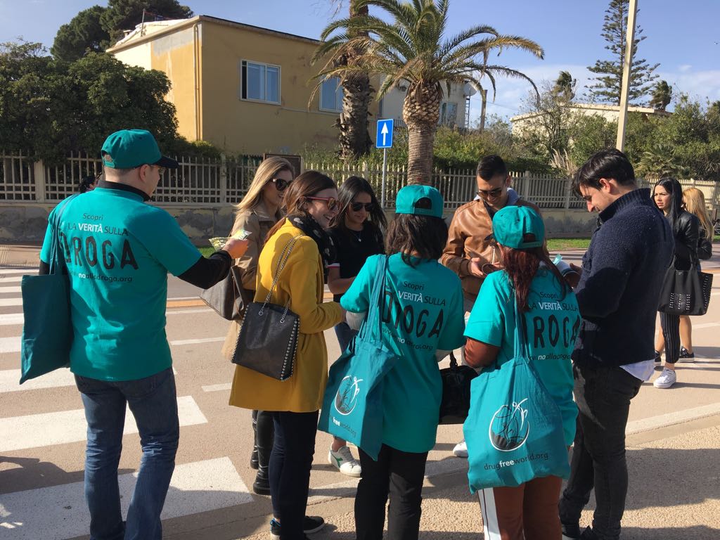 NEI LOCALI DEL LUNGOMARE POETTO SI FA PREVENZIONE ALLA DROGA