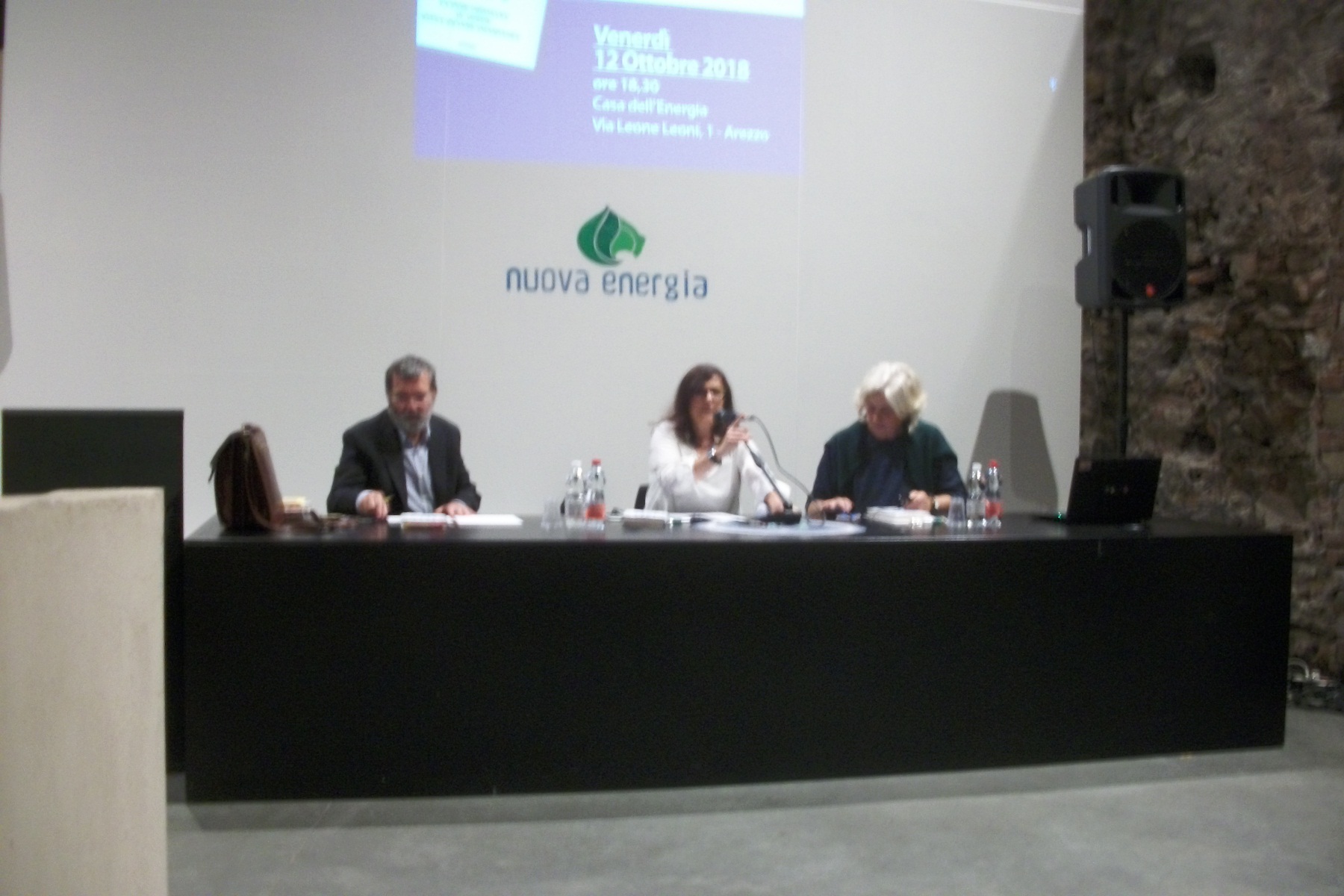 ALESSANDRO ARTINI PRESENTA, AD AREZZO, IL LIBRO DI JULIAN CARRON, CON MARIELLA CARLOTTI.