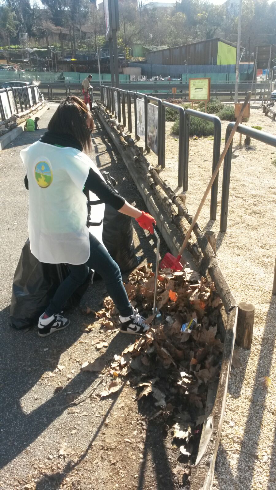 I  Volontari della “Via della Felicità “ migliorano l’immagine urbana.