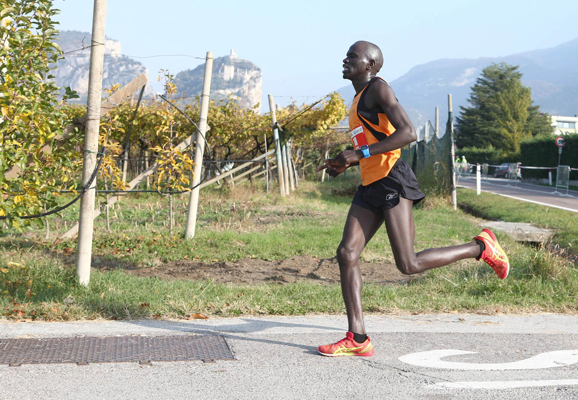 GARDA TRENTINO HALF MARATHON SHOW. OUSMAN JAITEH E THEA HEIM AI NASTRI DI PARTENZA