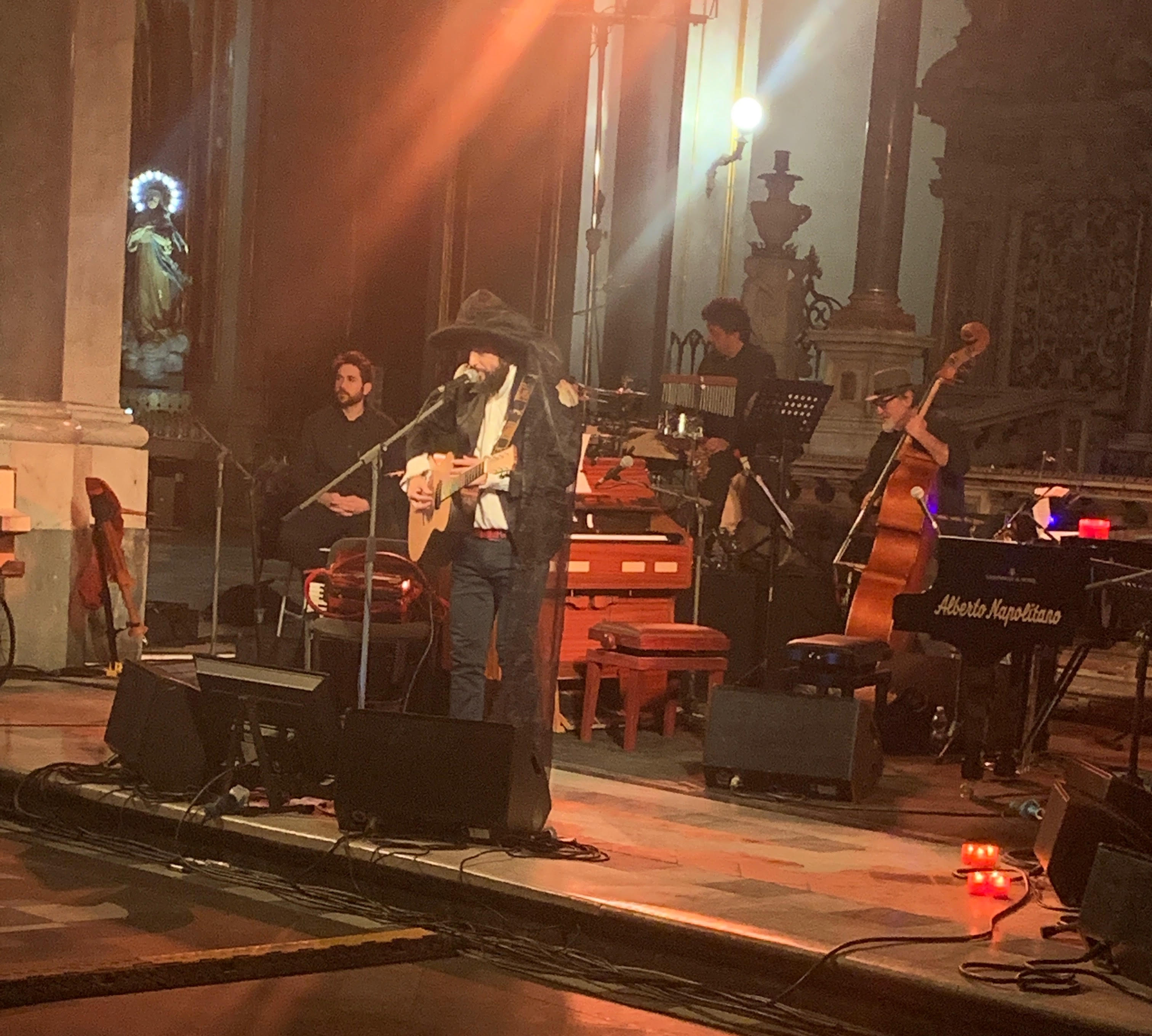 Alla Basilica di San Domenico Maggiore grande successo per la “LEITOURGHIA D’ INVERNO” di Vinicio  Capossela.  