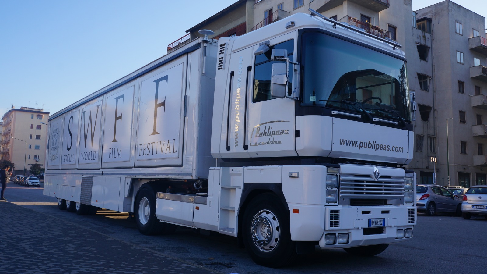 In piazza dei Martiri il primo festival cinematografico on the road, Cinebus torna a Napoli e Roma