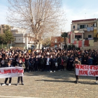 Brusciano “Il Silenzio Non Ripaga”. Piazza XI Settembre riconquistata cantando dagli studenti della “De Filippo-De Ruggiero”. (Scritto da Antonio Castaldo)