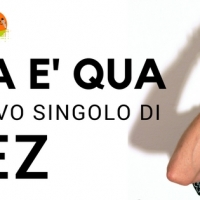 La Vita è Qua è il nuovo singolo di Janez: ritmi swing e melodie pop per un brano fresco e già proiettato verso i colori caldi della bella stagione.