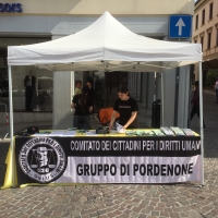 RACCOLTA FIRME IN PIAZZA CAVOUR PER RIAVERE I BAMBINI