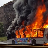 Roma, Autobus ATAC a fuoco in pieno Centro