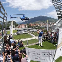 GIULIA SERGAS INAUGURA ‘IN CITY GOLF’ A TRENTO ‘COLPO’ DALLA TERRAZZA DEL MUSE ALL’ELICOTTERO