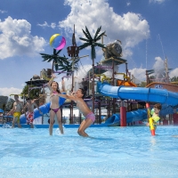 Famiglia in vacanza al parco divertimenti… termale!