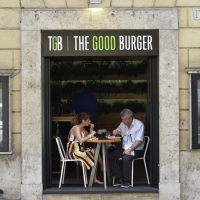 Aperitivo con degustazione di hamburger e taglio di capelli, tutto gratis