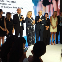 Grande successo per Viola Ambree alla sfilata ‘Next Trend’ organizzata da Intesa San Paolo durante la settimana della moda AltaRoma. Il brand presenta la collezione ‘Ipazia’