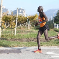 GARDA TRENTINO HALF MARATHON SHOW. OUSMAN JAITEH E THEA HEIM AI NASTRI DI PARTENZA