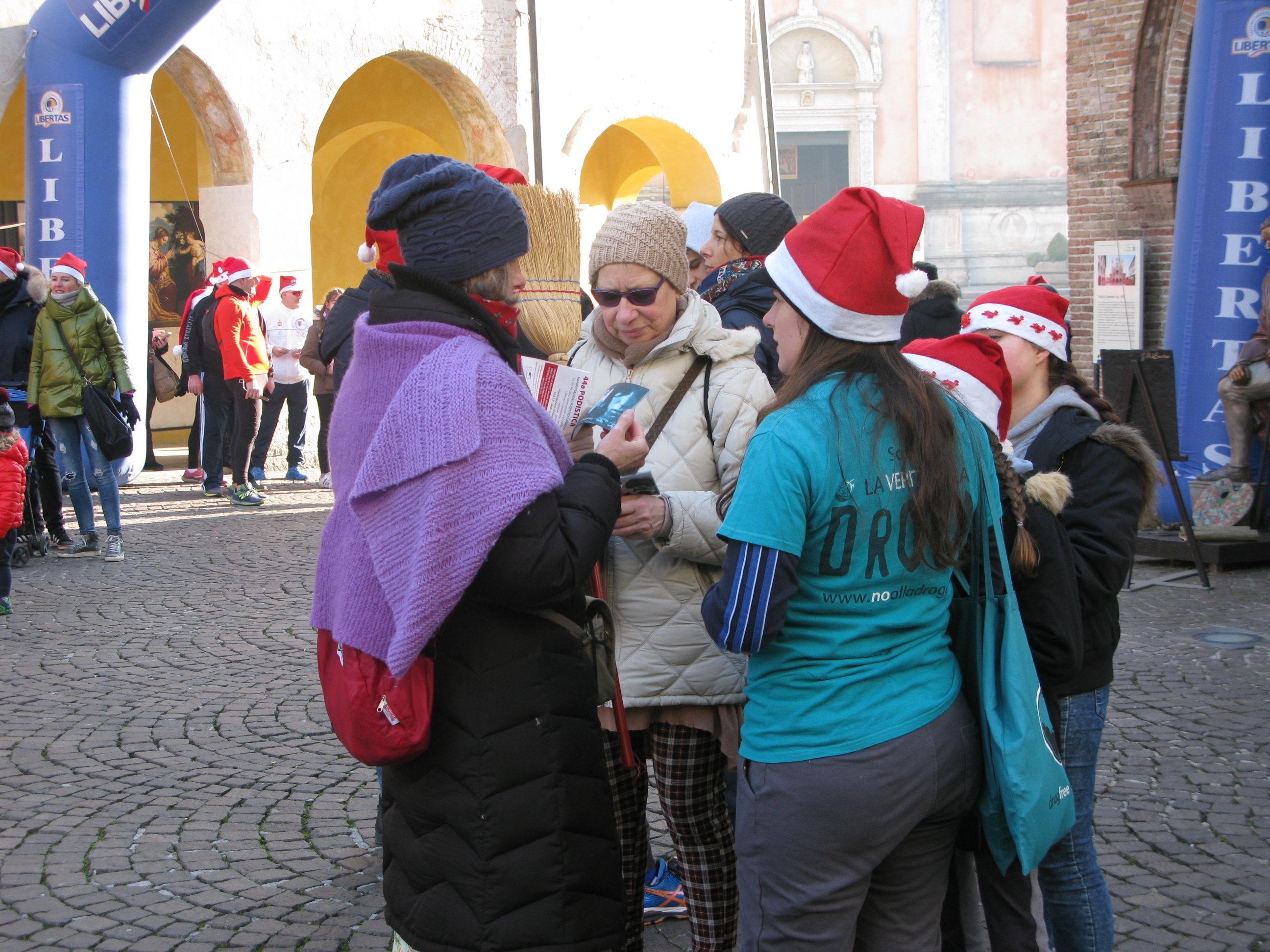 Diffusione della Verità sulla Droga alla Corsa dei Babbo Natale e delle Befane