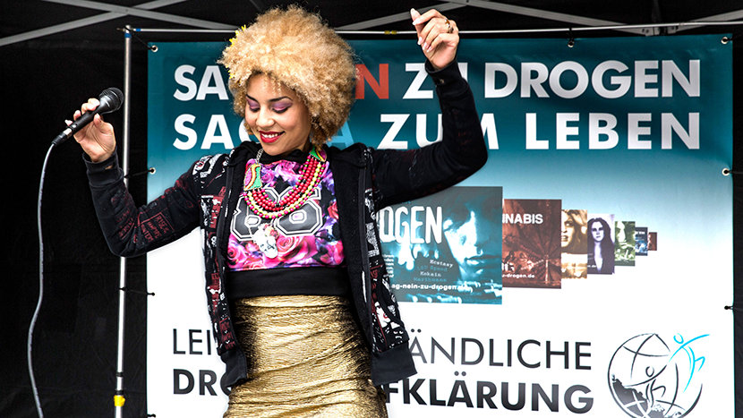 La cantante Joy Villa si batte contro la diffusione delle droghe in Germania