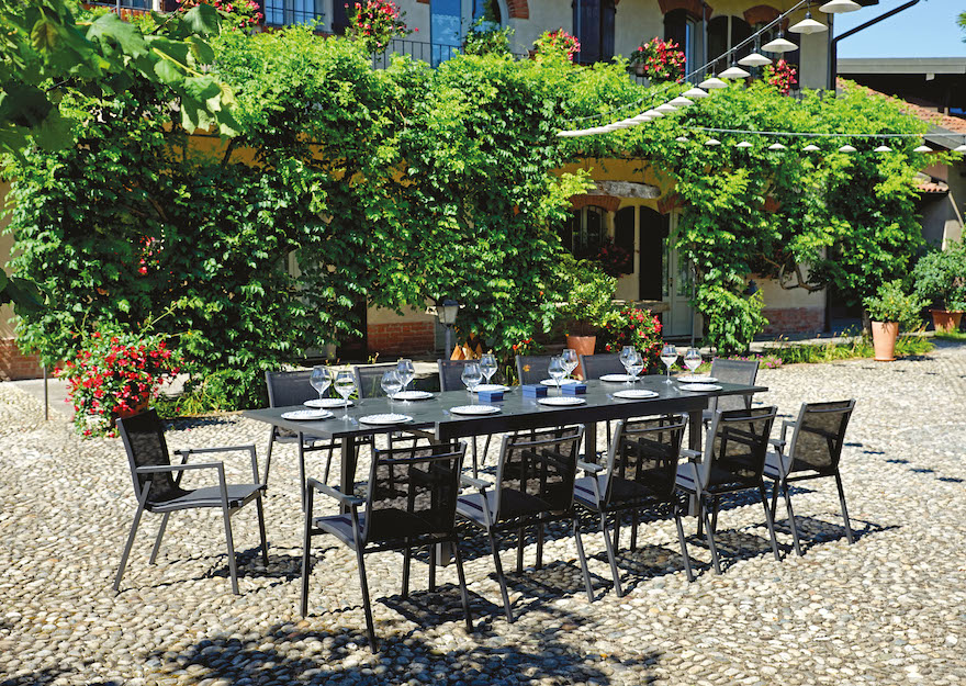 Tavolo Montepulciano e sedia Pienza di Greenwood. Il dining set funzionale e versatile per l’outdoor moderno.