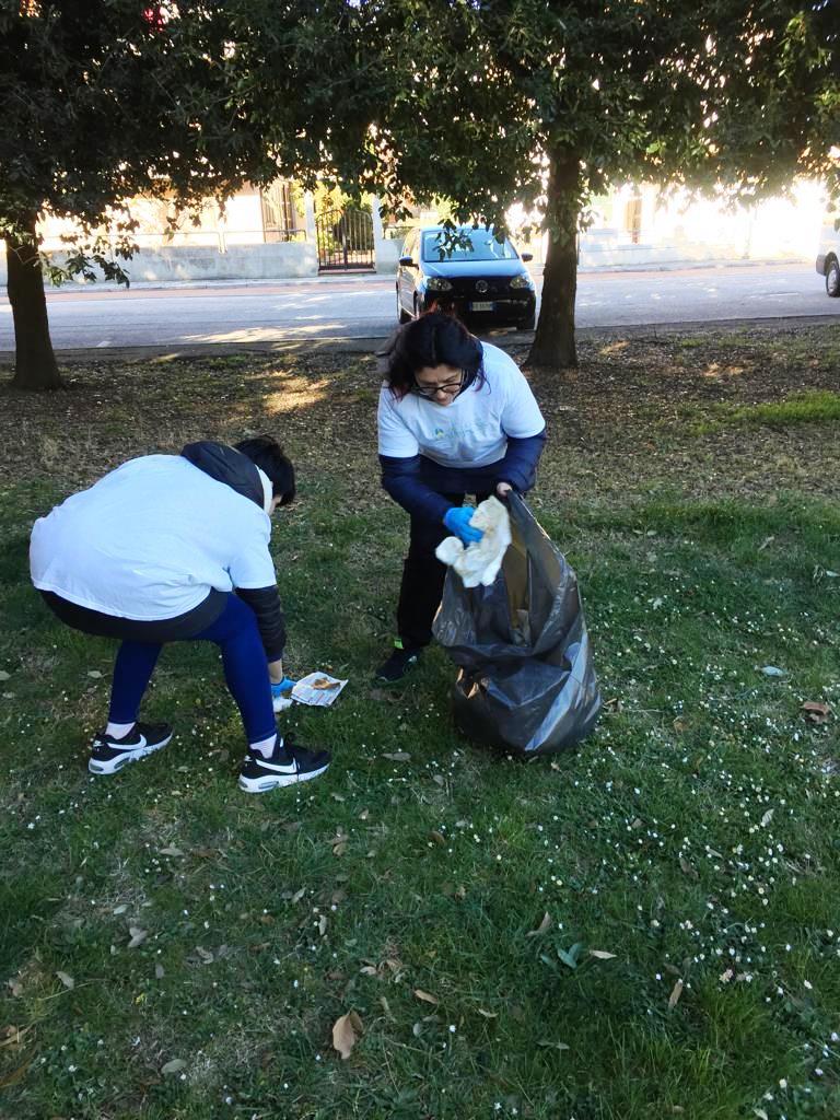 Pulizia dell'area verde di via  Brodolini a Marotta; piccole azioni sull'ambiente che fanno la differenza 