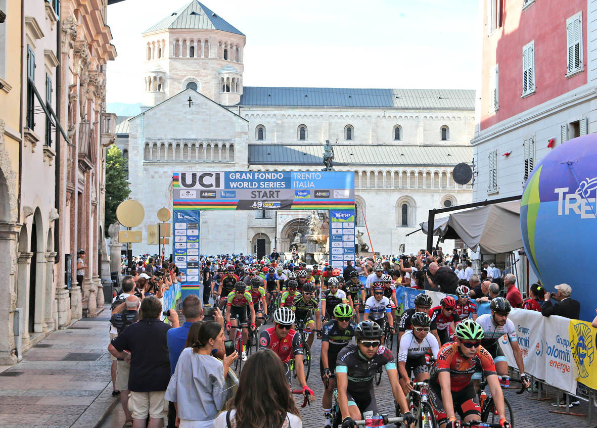 LA LEGGENDA DI GAUL SCOLPITA NELLA PIETRA. DA TRENTO AL MONTE BONDONE LA STORIA DEL CICLISMO