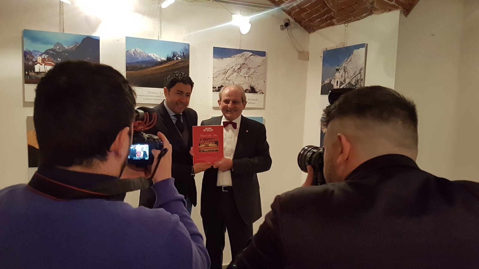 Milano Art Gallery: vernissage di qualità per il fotografo Sambucco con Roberto Villa e Salvo Nugnes