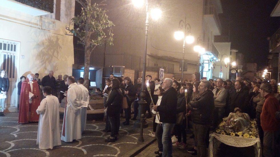 Mariglianella Grandiosa Via Crucis promossa dalla Comunità Parrocchiale di San Giovanni Evangelista con il Parroco Don Ginetto De Simone.