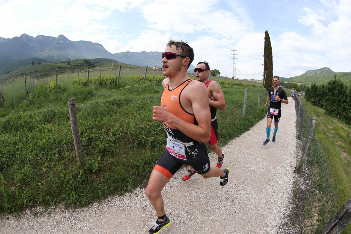 “GIOCHI OLIMPICI” AL TRIATHLON DI CALDARO. TANTI NOMI PER IL TITOLO MA PRIMA FESTA IN PEDALÒ