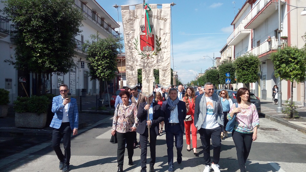 -Brusciano: Amministrazione Comunale, cittadini e rappresentanti politici insieme per la Festa della Repubblica. (Scritto da Antonio Castaldo)