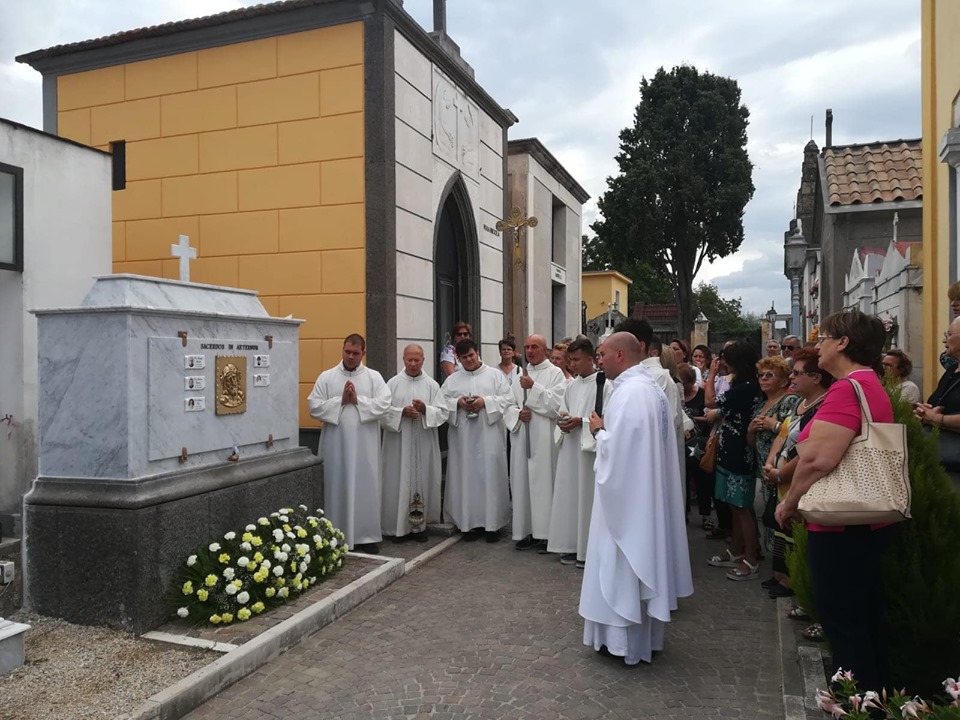 -Brusciano Don Salvatore Purcaro rende Omaggio alla Memoria dei Sacerdoti bruscianesi e celebra Messa per Mario Cerciello Rega il Carabiniere ucciso a Roma. (Scritto da Antonio Castaldo)