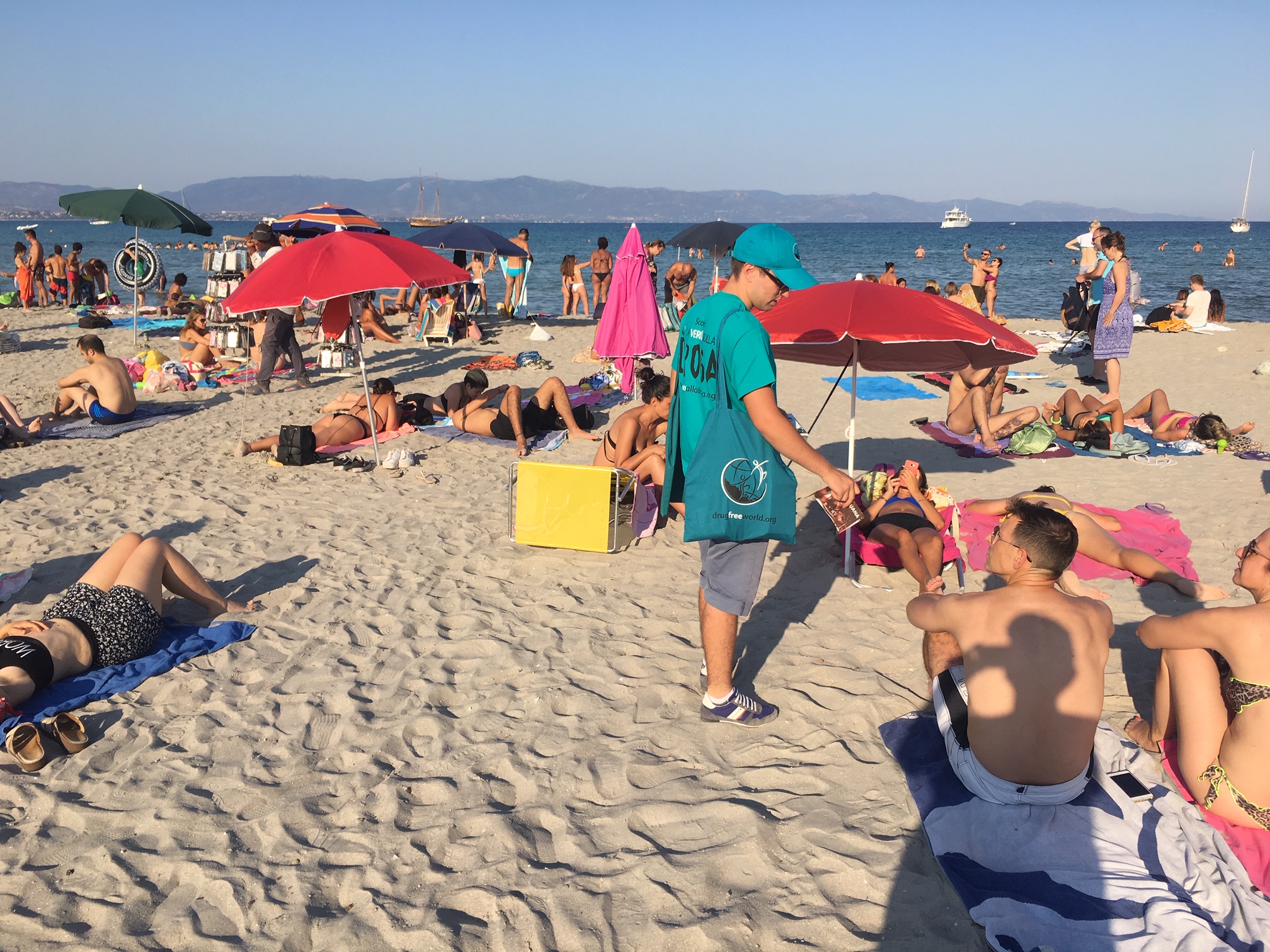 Un mare di libretti “La verità sulla droga” nella spiaggia di Cagliari