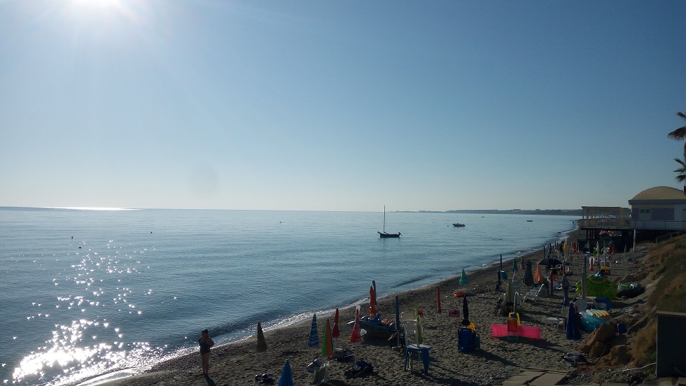 - Calabria: Crucoli, forza del mare, resistenza degli uomini, riscatto della cultura, bellezza dell’estate. (Scritto da Antonio Castaldo)