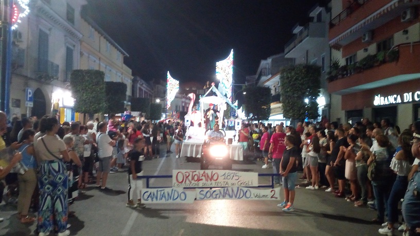 - Brusciano Festa dei Gigli Successo Sfilata Carri Allegorici dei Comitati Ortolano e Croce. (Scritto da Antonio Castaldo)