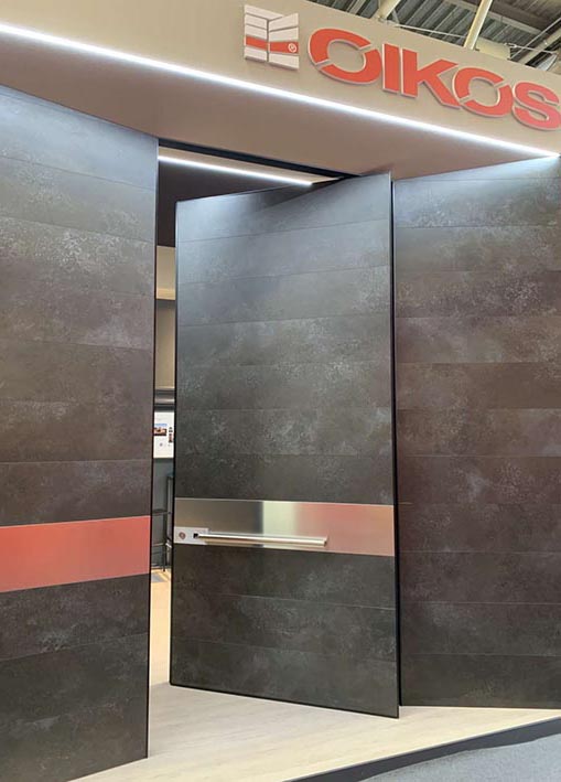 OIKOS E LAMINAM: BINOMIO VINCENTE AL CERSAIE 2019; La lastra ceramica nelle finiture Ossido Nero, Seta Or e Liquorice regala  allo stand eleganza e imponenza