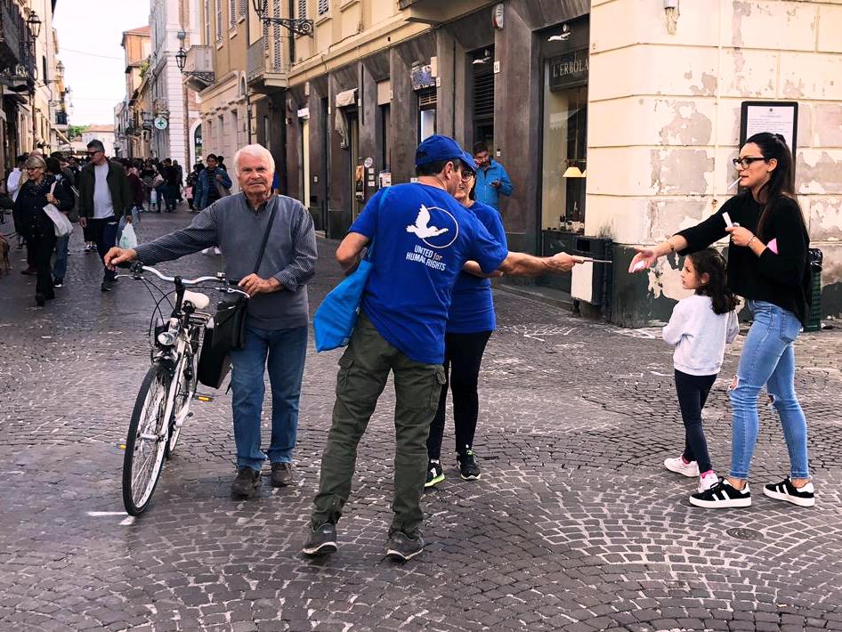 L’opuscoli sui diritti umani distribuiti a Senigallia